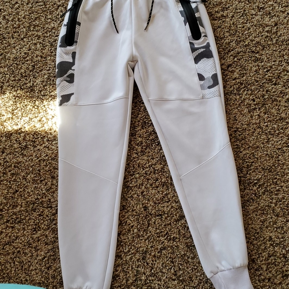 White jogger sweat pant with camo pocket
